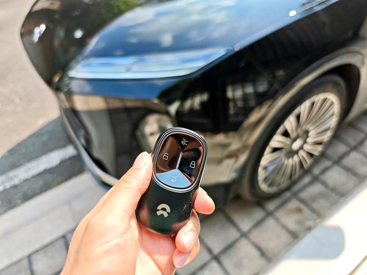车评人颜宇鹏终于试了全新蔚来ES8，评价十分正面：减速带、飞坡、激烈过弯这三种典