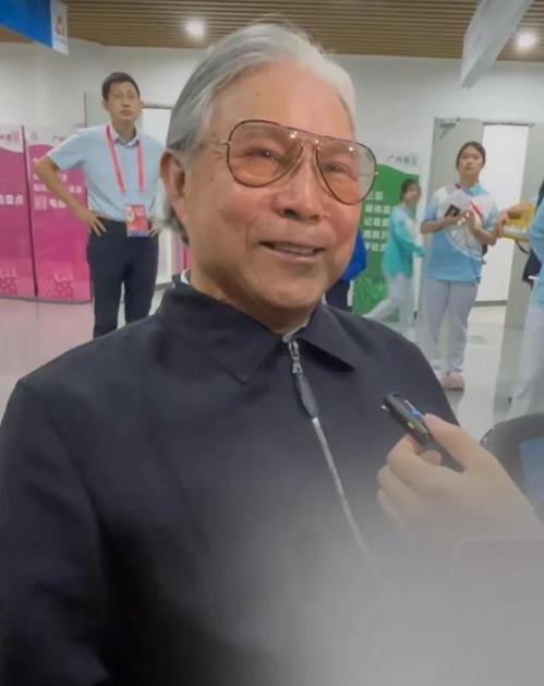 郭晶晶赢麻了！全运会举火炬，霍家五口全员来捧场郭晶晶站在开幕式上手里