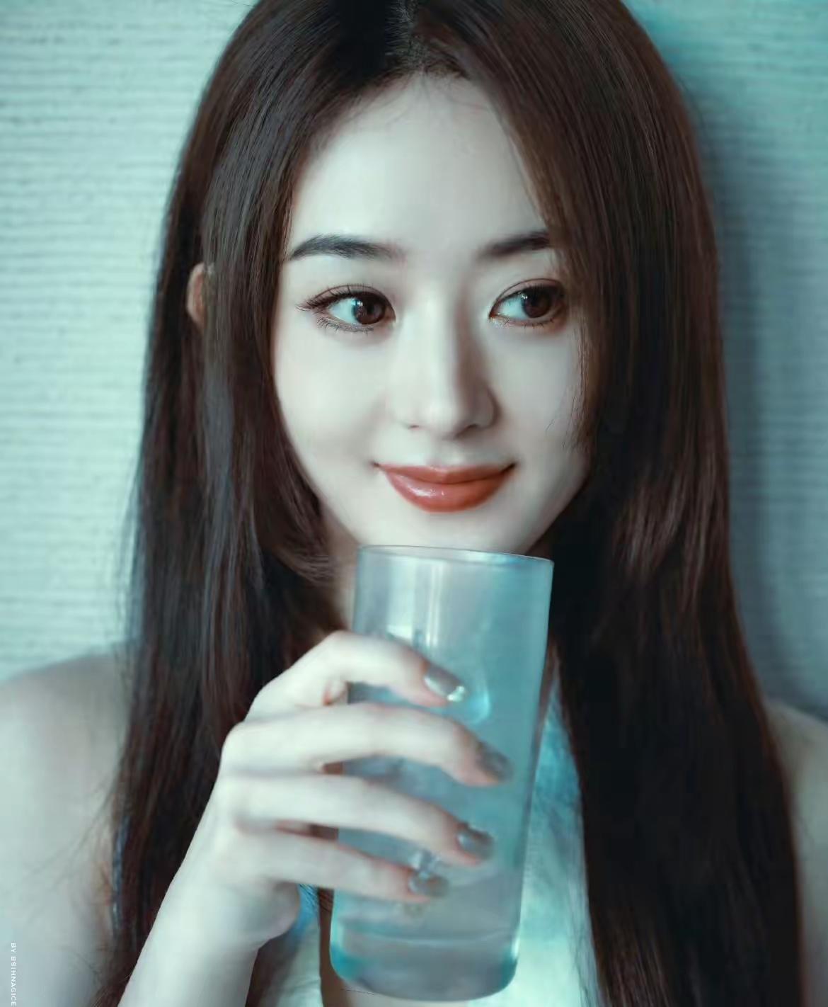 说个预感。赵丽颖，以后可能要慢下来了。原因不是别的。是身体给她踩了刹