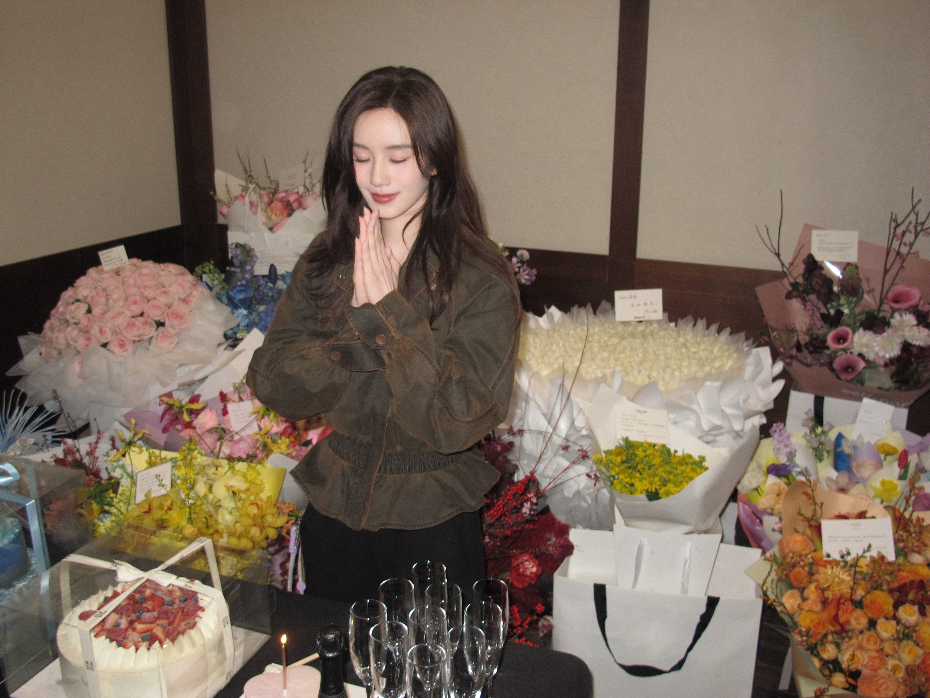 刘诗诗板报速报 鲜花满盈，欢喜如常。在爱意环绕里静静许下心愿，这一刻的温暖与美好