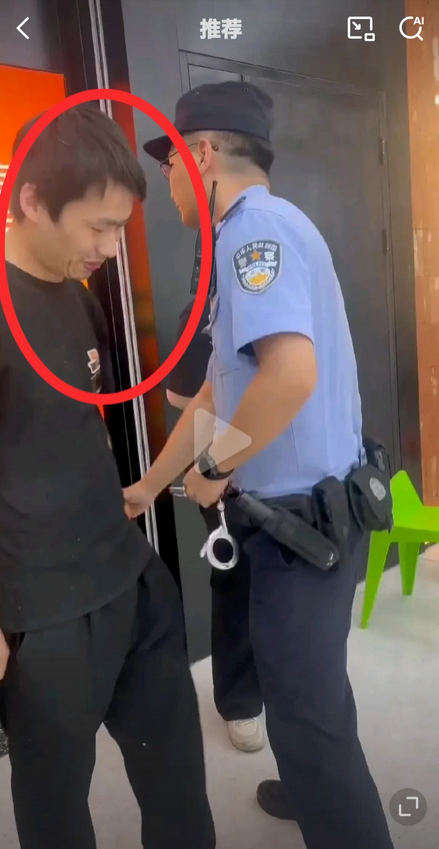 真的不建议年纪太小的女孩去打工，这两个年仅15岁的女孩在烤鱼店做实习生就出事了。