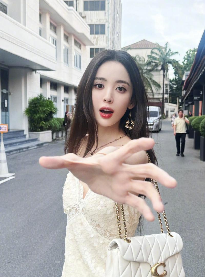 古力娜扎的美照古力娜扎的美照，那是妥妥的“颜值作弊级”存在！新疆美人自带异域浓颜