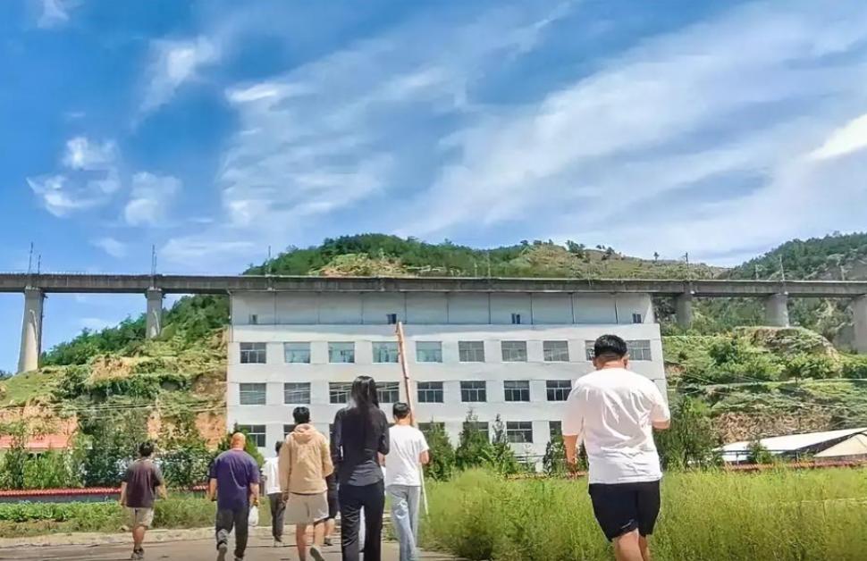 一张823人的名单，把山西吕梁的驾考黑幕一下掀到了台面上。更让人后背发凉的是，