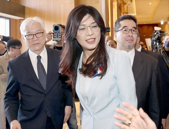 郑丽文这步棋走得妙。她不去跟绿营吵架。却把民进党的戴玮姗气坏了。就因为