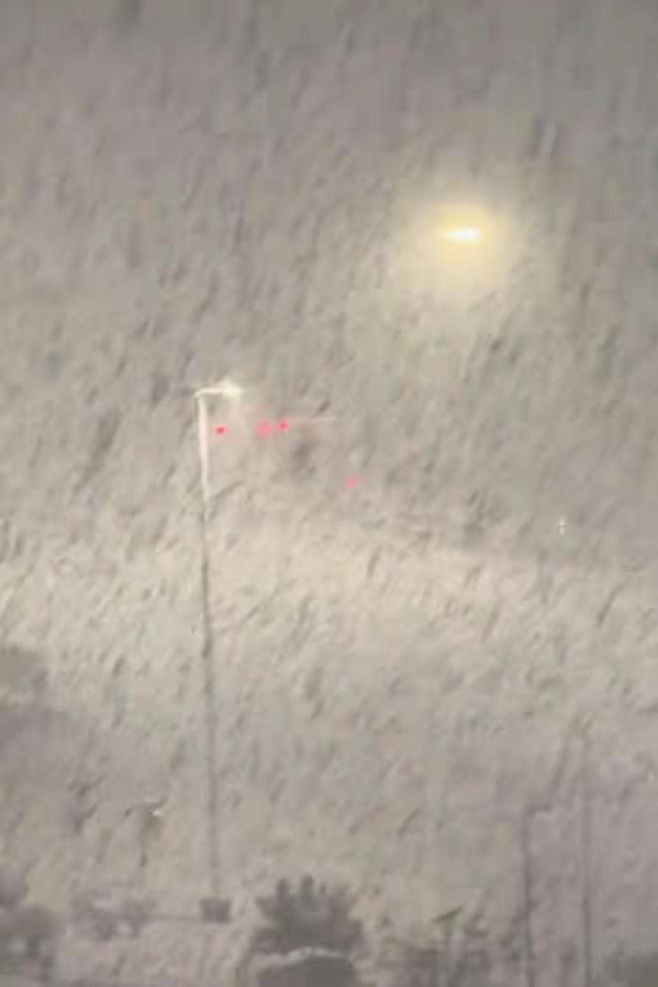 1月10日，山东威海迎来大雪天气。11日凌晨，当地开启暴雪模式，下起密密麻麻的“