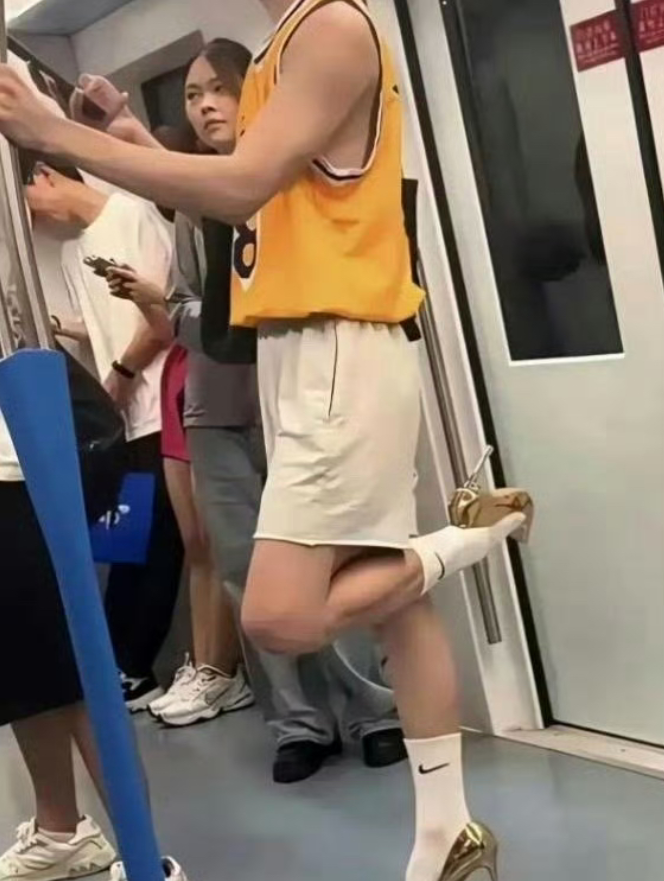 地铁上看到的一幕，假如这是你孩子，该怎么办？