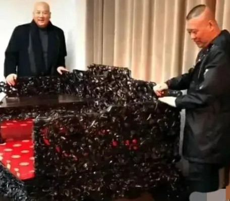 在2018年的时候，迟重瑞邀请郭德纲到家中做客，刚进门，郭德纲就看见一把紫檀椅，