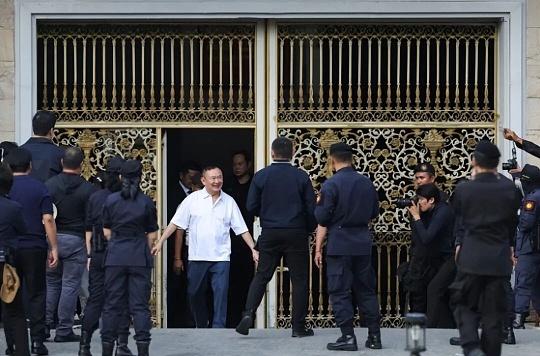 我的评价是对泰国华人圈：象征意义大于实质。他信获释被视为华裔政治家族的“翻身”