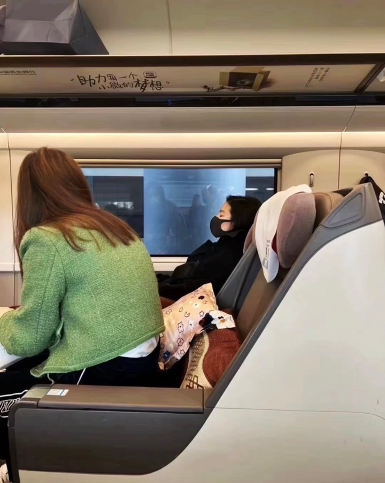 高铁偶遇刘亦菲能感受到此女的鼻梁有多挺吗