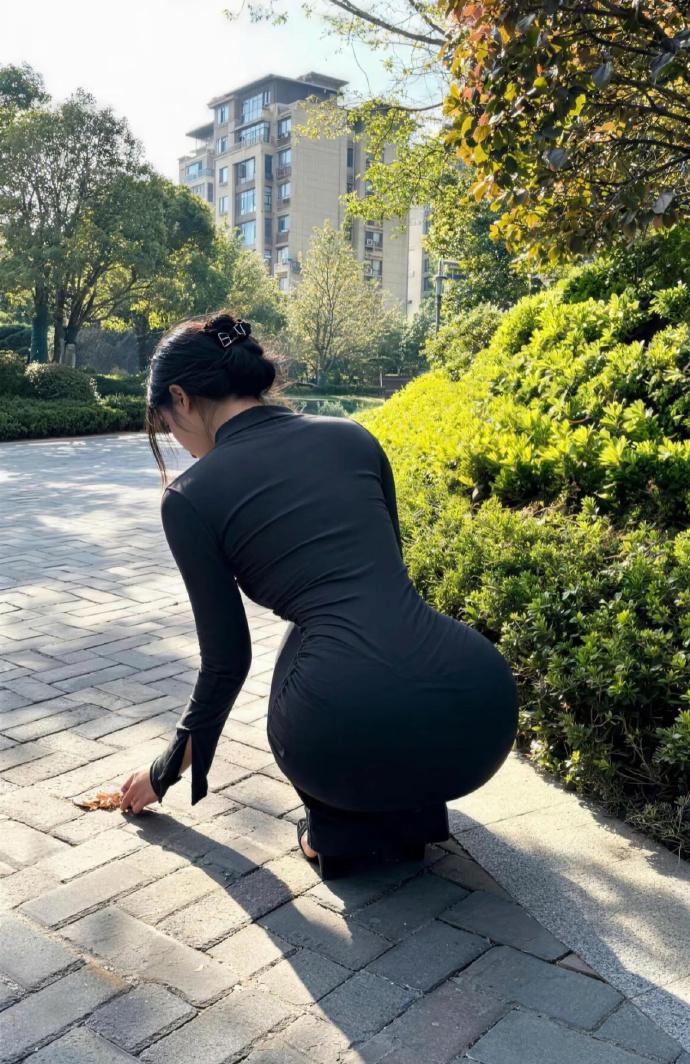 邻居家的女儿已订婚，因长相出众，引来一名富二代的死缠烂打。为了摆脱纠缠，女孩索性