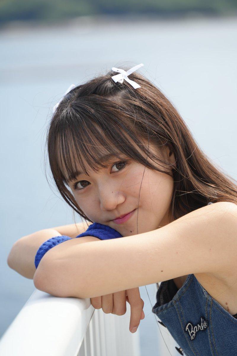 倚栏思远，心随水长流。