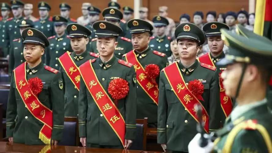 总有人轻飘飘说一句：“在部队干满十二年，回来政府就给安排工作，多稳当。”说这话