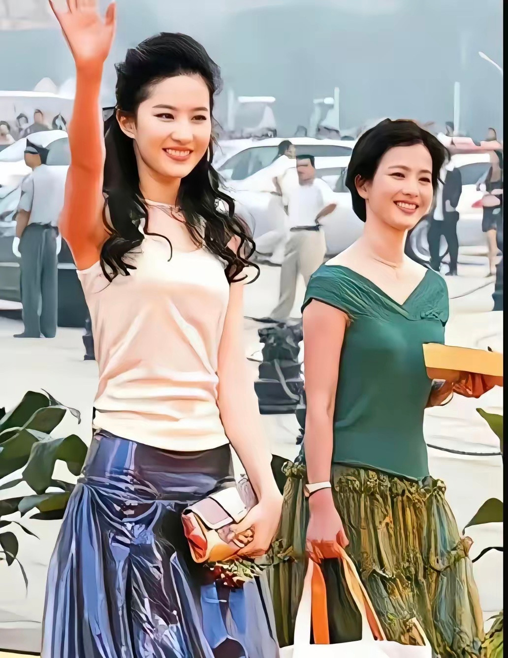 刘亦菲和妈妈同框旧照，母女俩全是高颜值！基因真的太强大了，母女俩站在一起像姐妹，