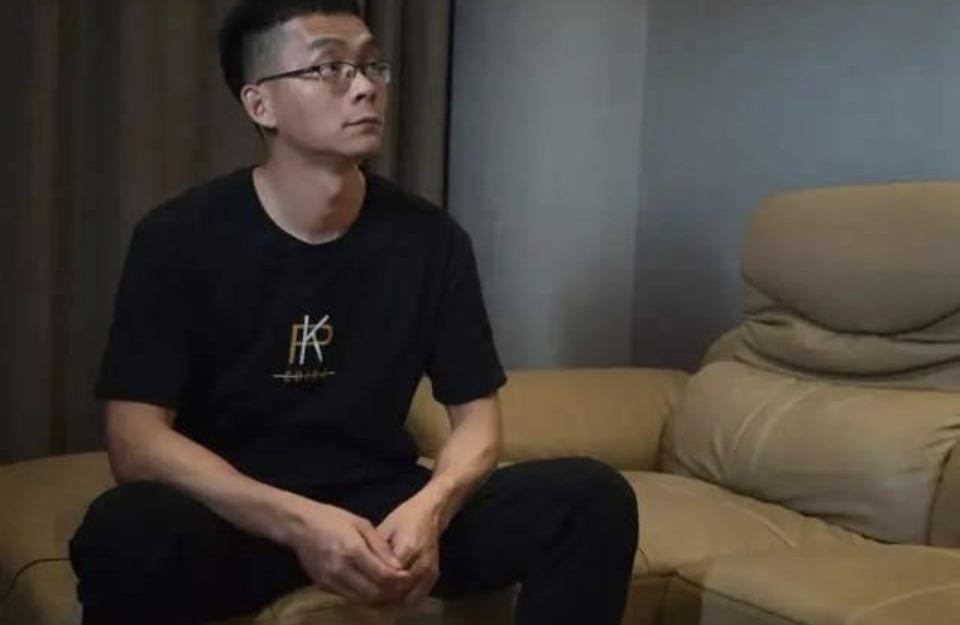 沉思的午后，静坐沙发，享受片刻宁静。