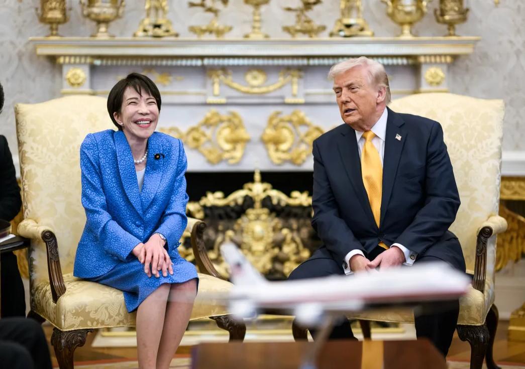 下飞机对空气招手，上台演讲对椅子喊话，高市早苗营造的假象，连日本人自己都嫌丢人了