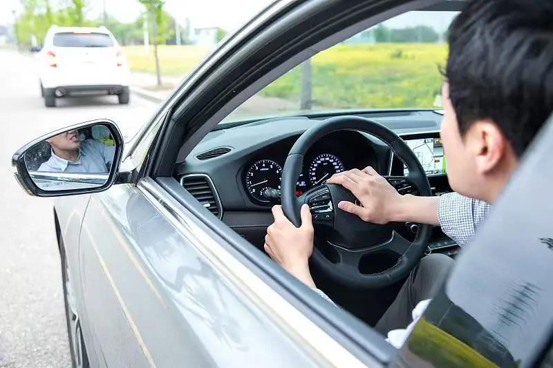 辽宁大连，同床共枕多年的妻子，竟背着丈夫和好兄弟搞到一起，丈夫委屈又气愤，但为了