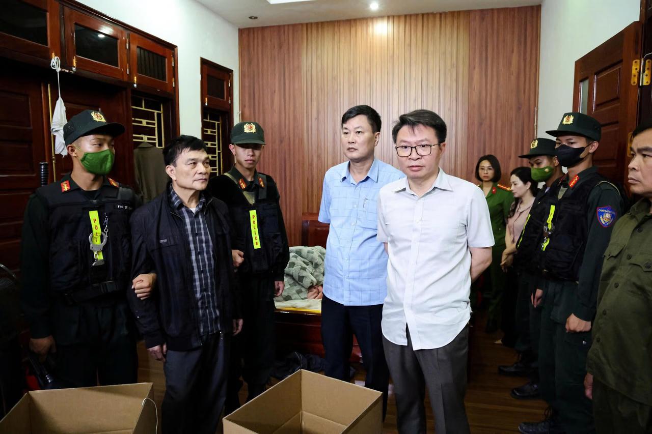 看看越南的公安厅长，图中戴眼镜者越南富寿省委常委、公安厅长阮明俊少将