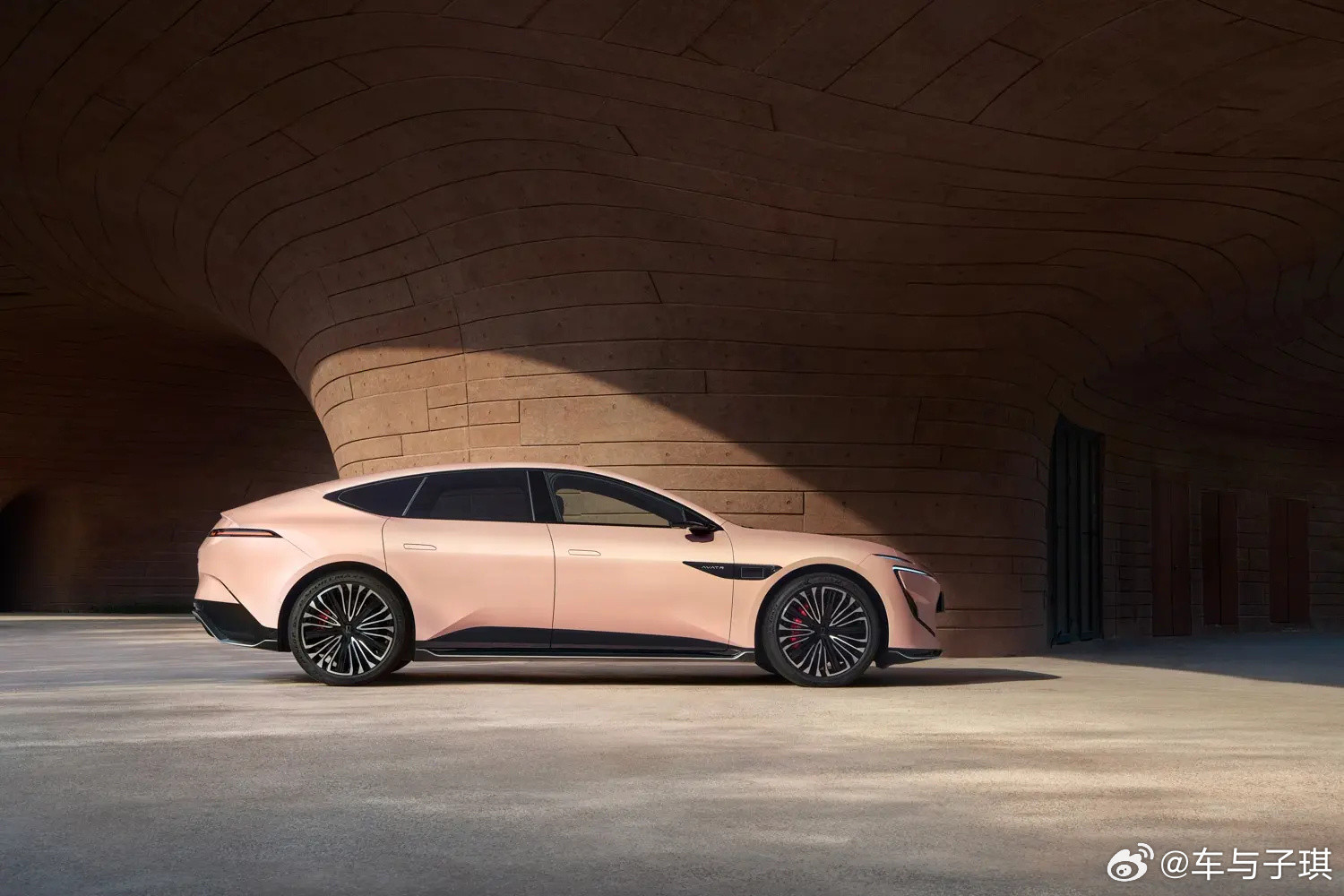 试驾了阿维塔12，舒适超预期。辅助驾驶真心省心，高速和城市通勤稳稳当当，分心提醒