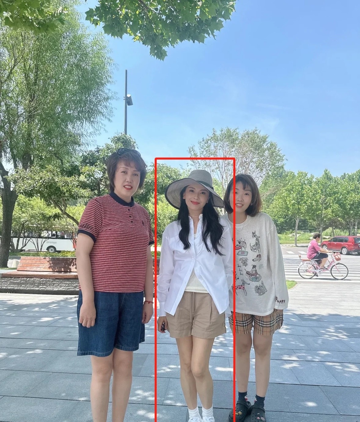 刘涛路人镜头下这状态50岁啊？完全看不出来！本以为荧幕里够美了，结果现实