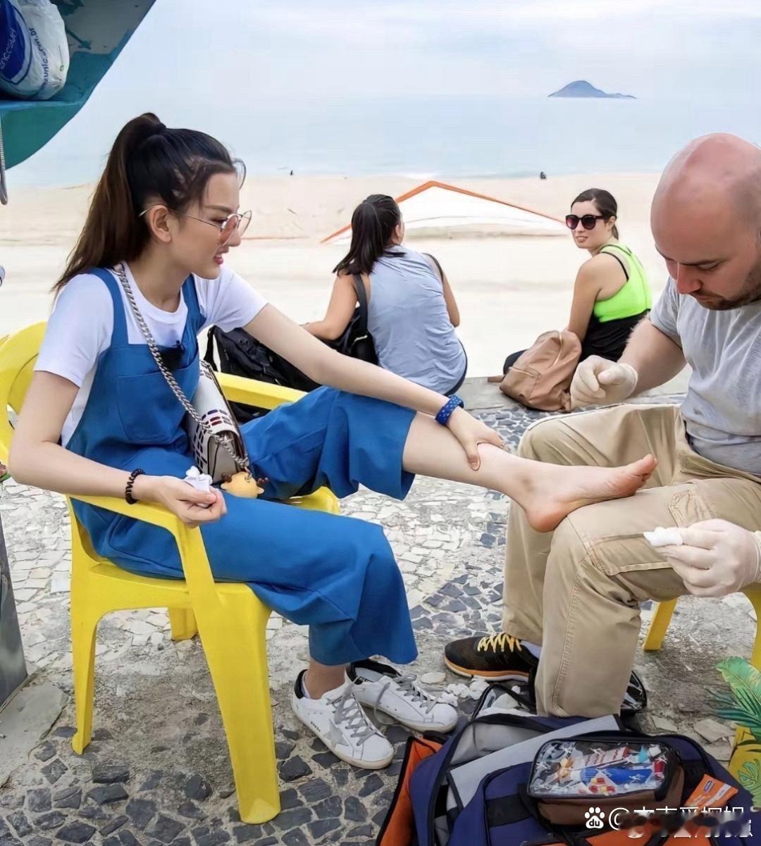 宋祖儿的足部线条精致秀气，堪称我见过最好看的脚丫～