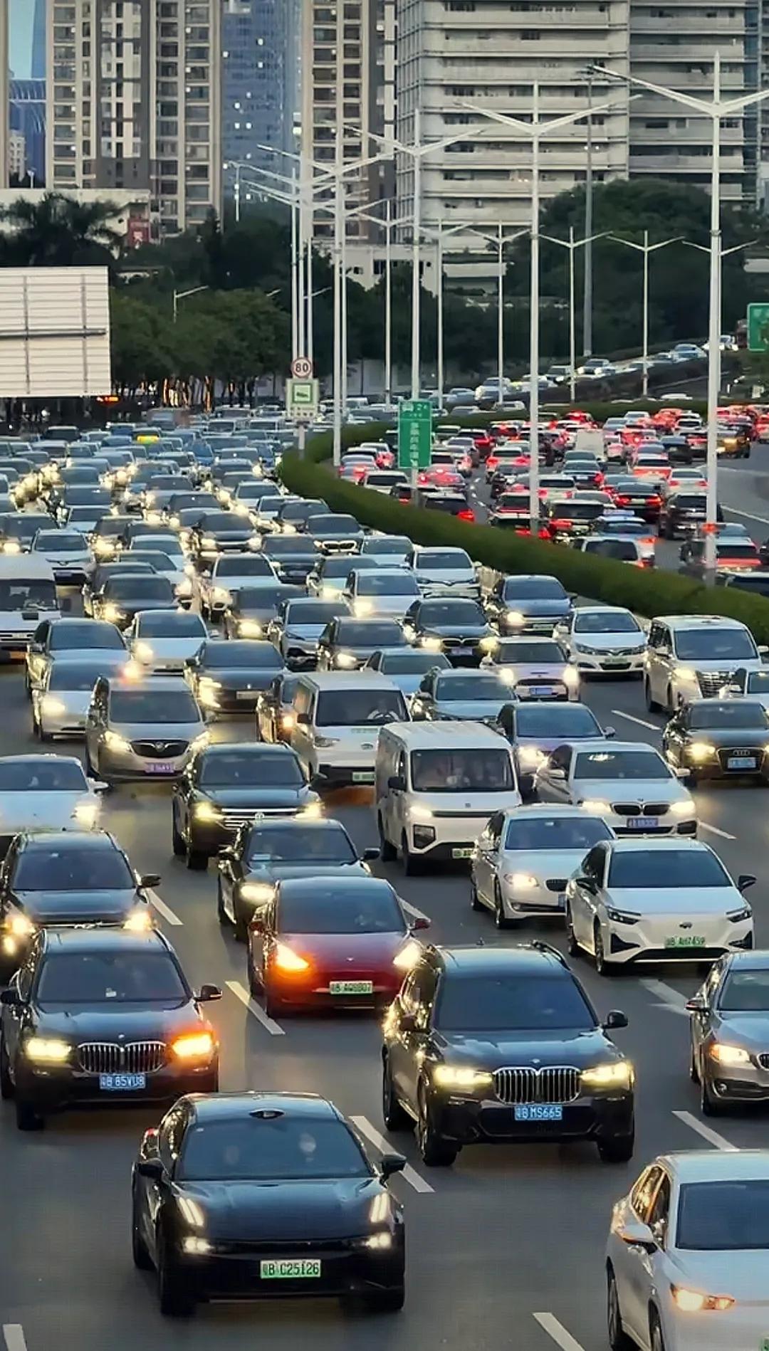 我真的很希望深圳地铁能够早日延伸到东莞、惠州方向。毕竟深圳人多、面积小，即便深圳