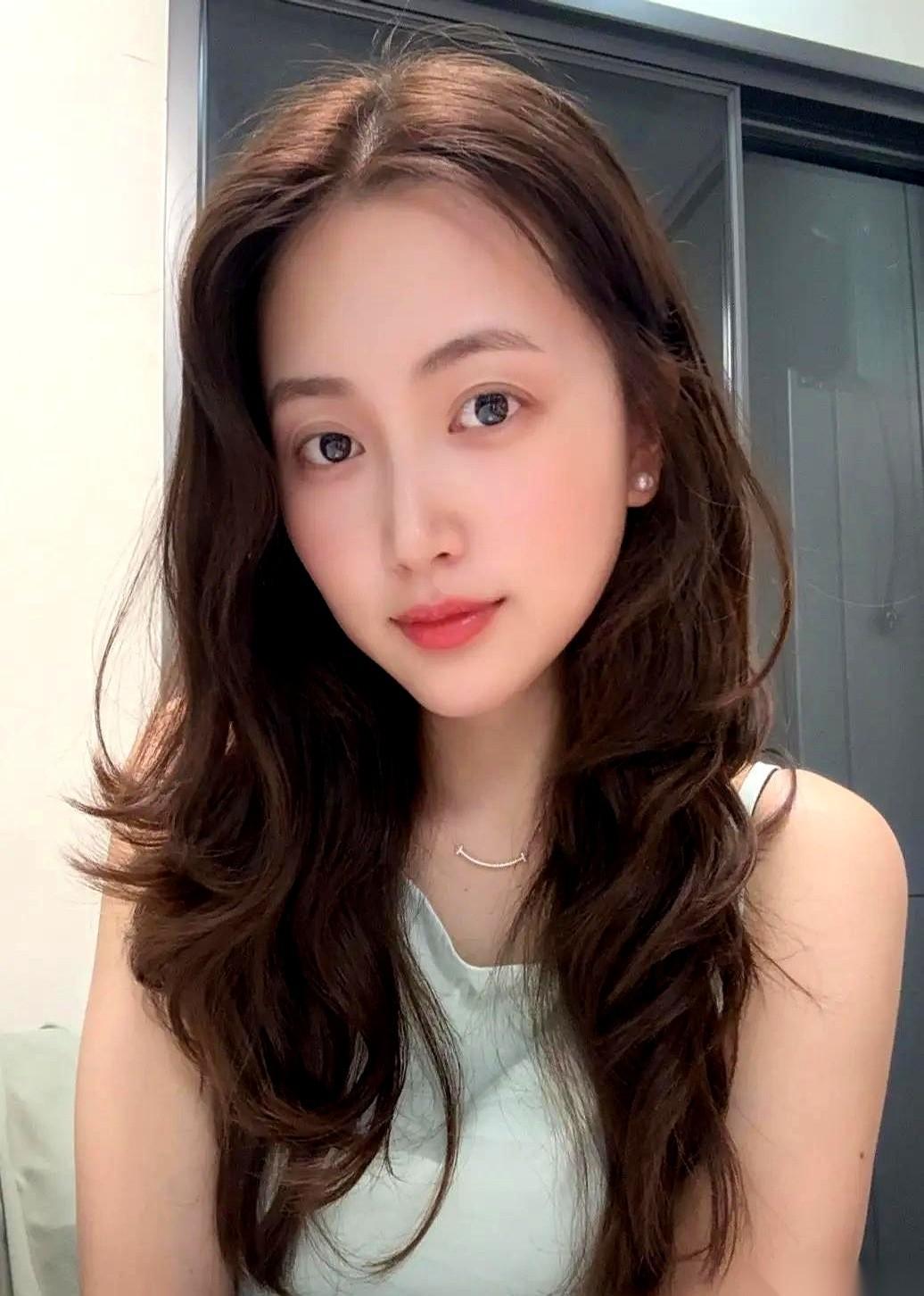 听说这么个事。离婚6年没联系的前夫，打来电话的第一句，不是问好，而是压低声音问：