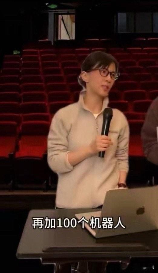 谁懂啊！一脑补papi酱窝在沙发上边看春晚，边跟着主持人引导打开豆包给自己开奖的