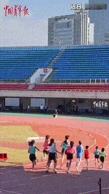 最近福州有个事，学生运动会800米跑上，个9岁女孩刚起跑鞋就被人踩掉了。她脚受伤