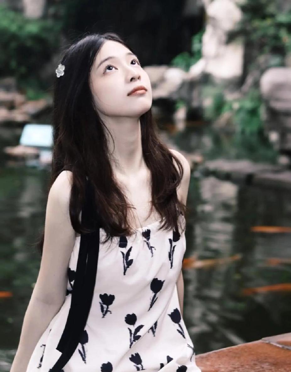 别人的女友吃晚饭的时候，小丹过来和我说:今天我值班，你能陪我一会吗？她是我