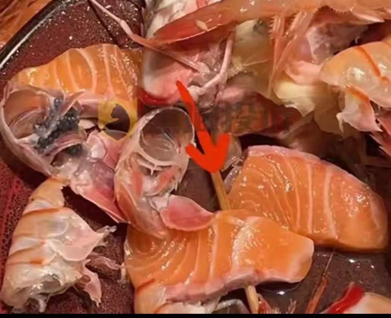 女子673元自助狂点83只鳌虾，剩10片三文鱼被索赔，店家道歉引争议花673