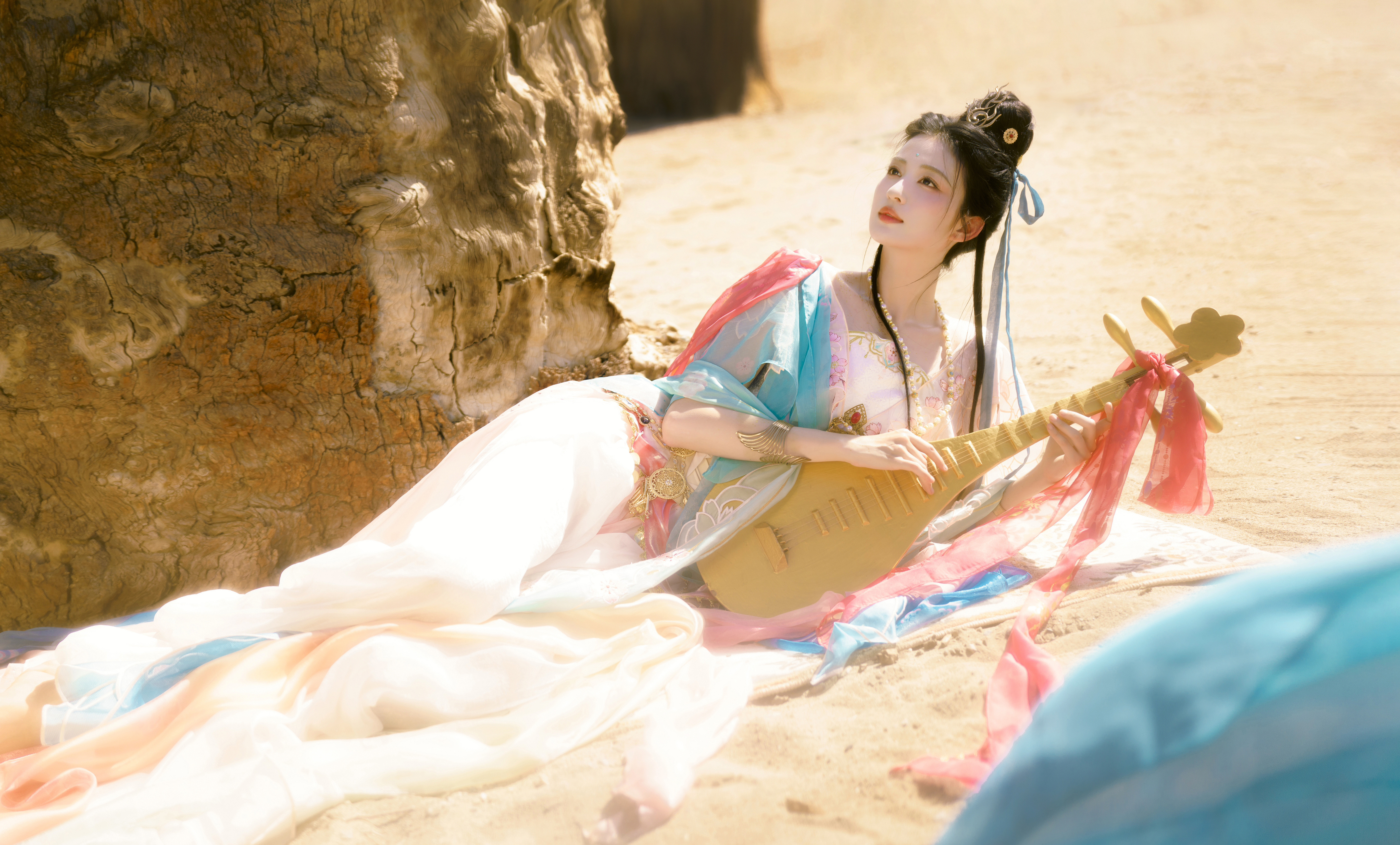 王楚然敦煌神女：昭昭漠野云彩交织，琵琶少女款款而来​​​