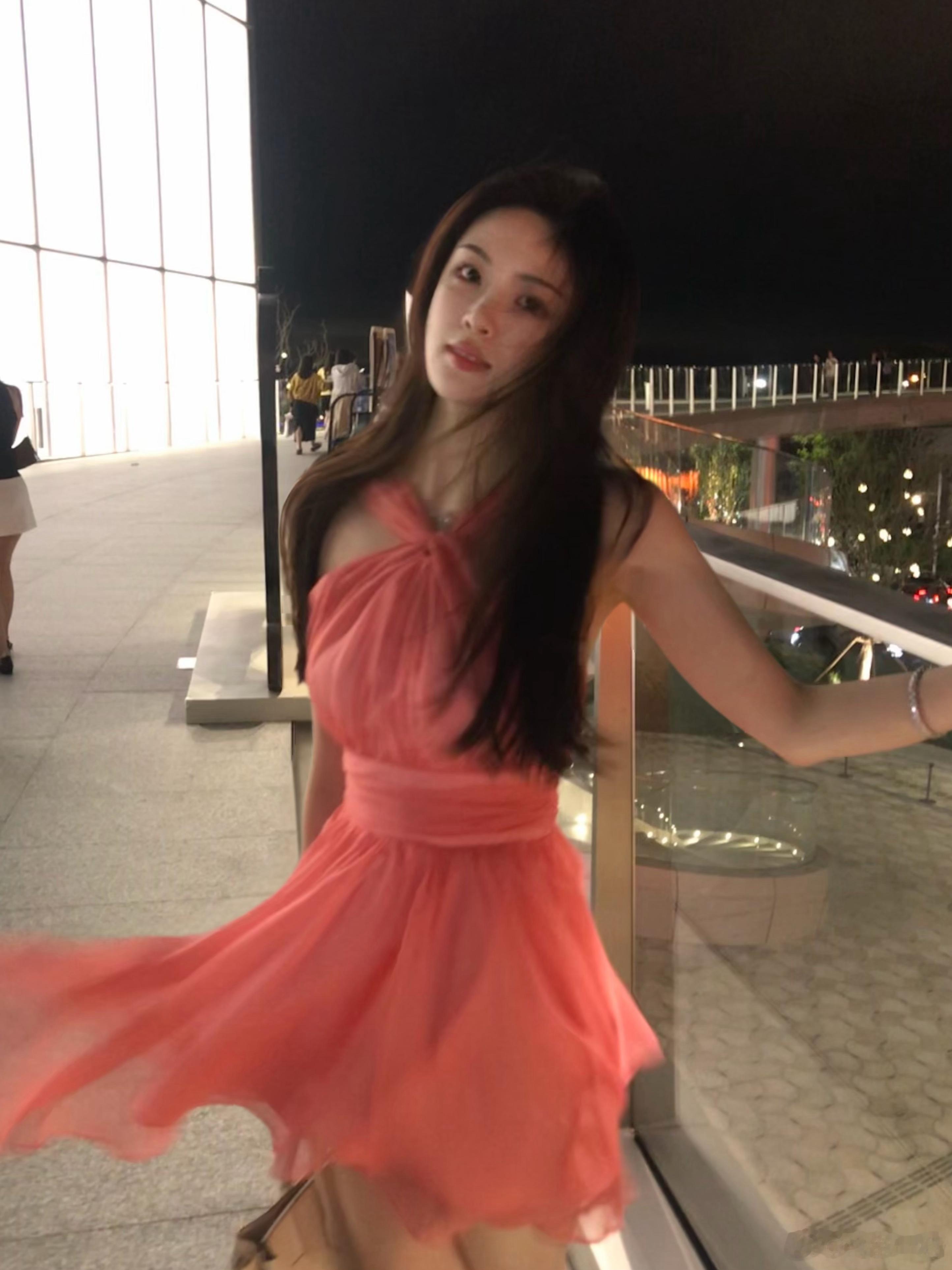 明媚成熟的风格