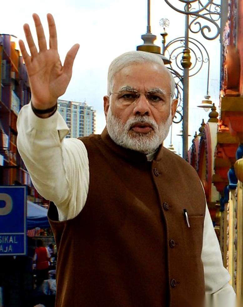 莫迪在科技展上，对着满场的闪光灯，手一挥：“只用4年，我们就取代了他们，成了美国