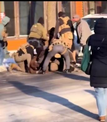 提醒润人们，在美国手持手机等于手持枪械！1月24日，美国明尼苏