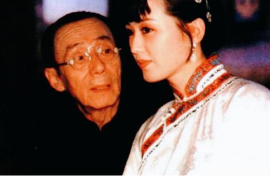 70岁逃出宫的老太监，娶了10岁的姑娘。他喜欢让姑娘坐在他腿上，左腿累了就换右腿