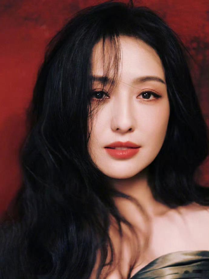 佟丽娅明艳大花感谁被佟丽娅生日图的大花气场击中了？红黑配色自带氛围感，肩颈线条