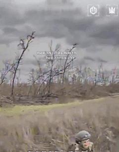 1名年迈的俄军士兵，面对乌军无人机，没有任何反抗，只是平静地接受了一切。可能在签