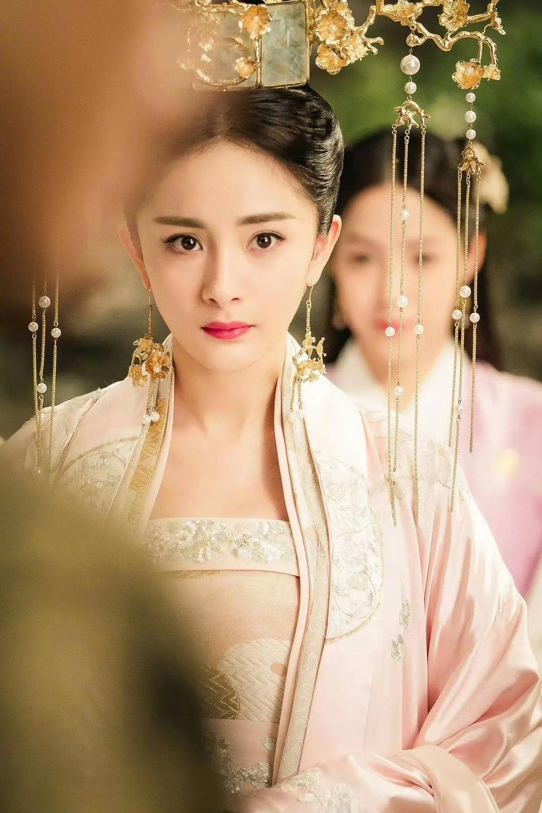 杨幂的转型之路注定艰难虽然手握爆剧，积攒了不少人气但这些爆剧又都有致命的问题