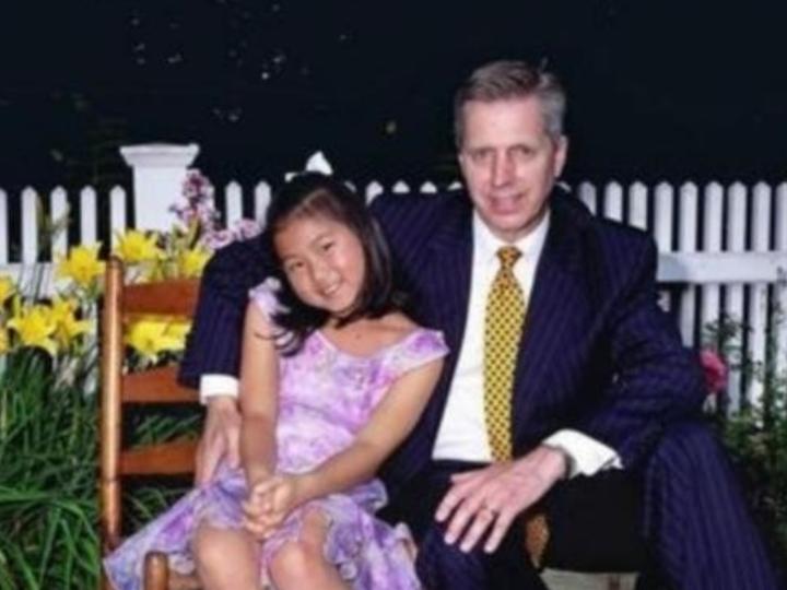 “你要是能怀孕，我们就结婚”！2006年，英国69岁亿万富翁爱上一个年轻的中国女