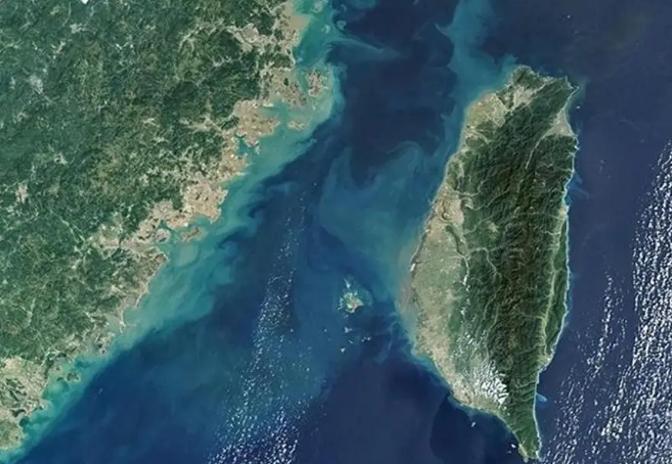 封锁台湾不是“执法”，而是“宣战”！很多人以为我们可以像美国扣船那样，直接扣押运