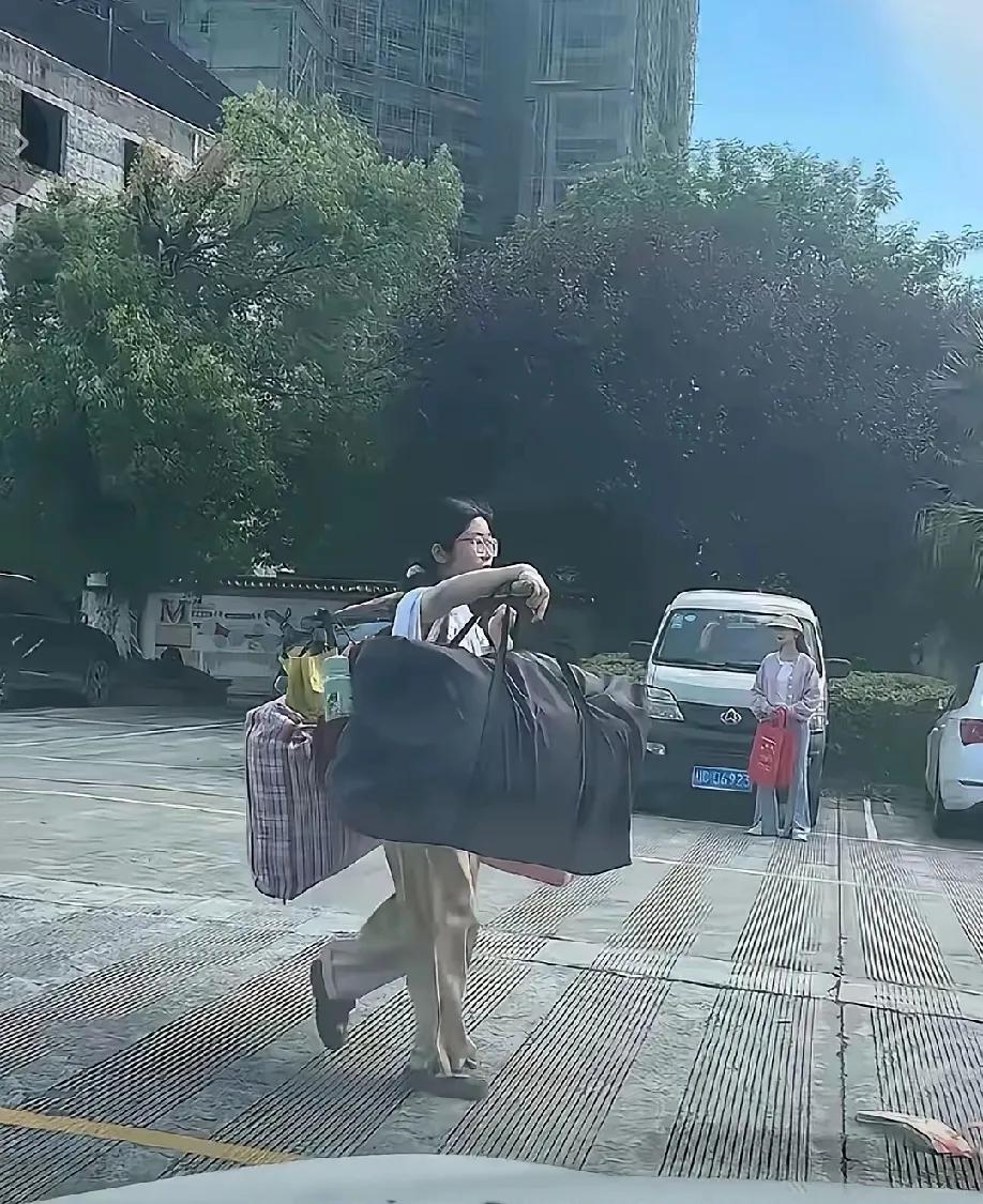 被人民日报点赞的高考女生，一根扁担惊艳全网！高考结束，一位女生凭实力火上人