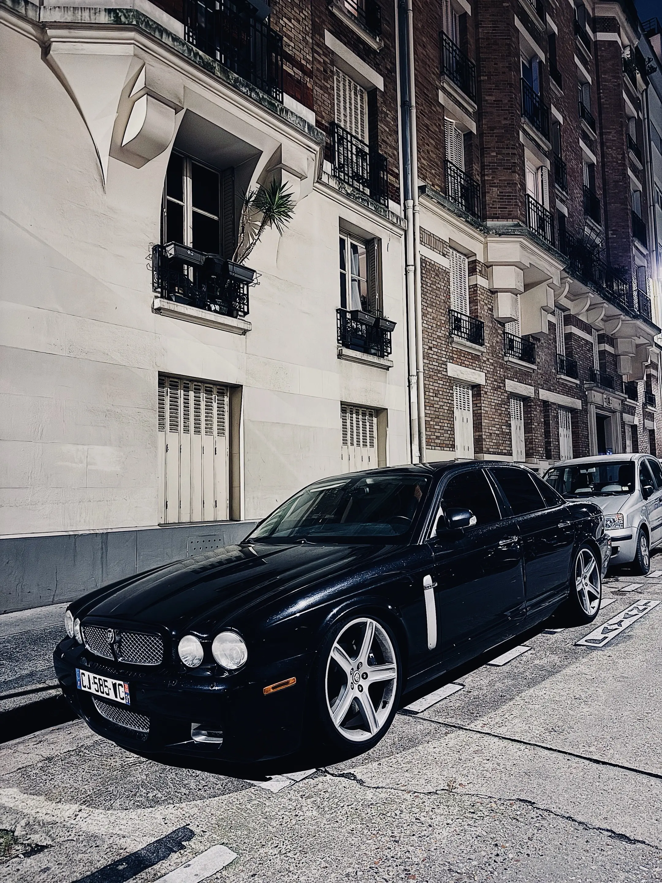 Jaguar XJR，深夜路边随拍。