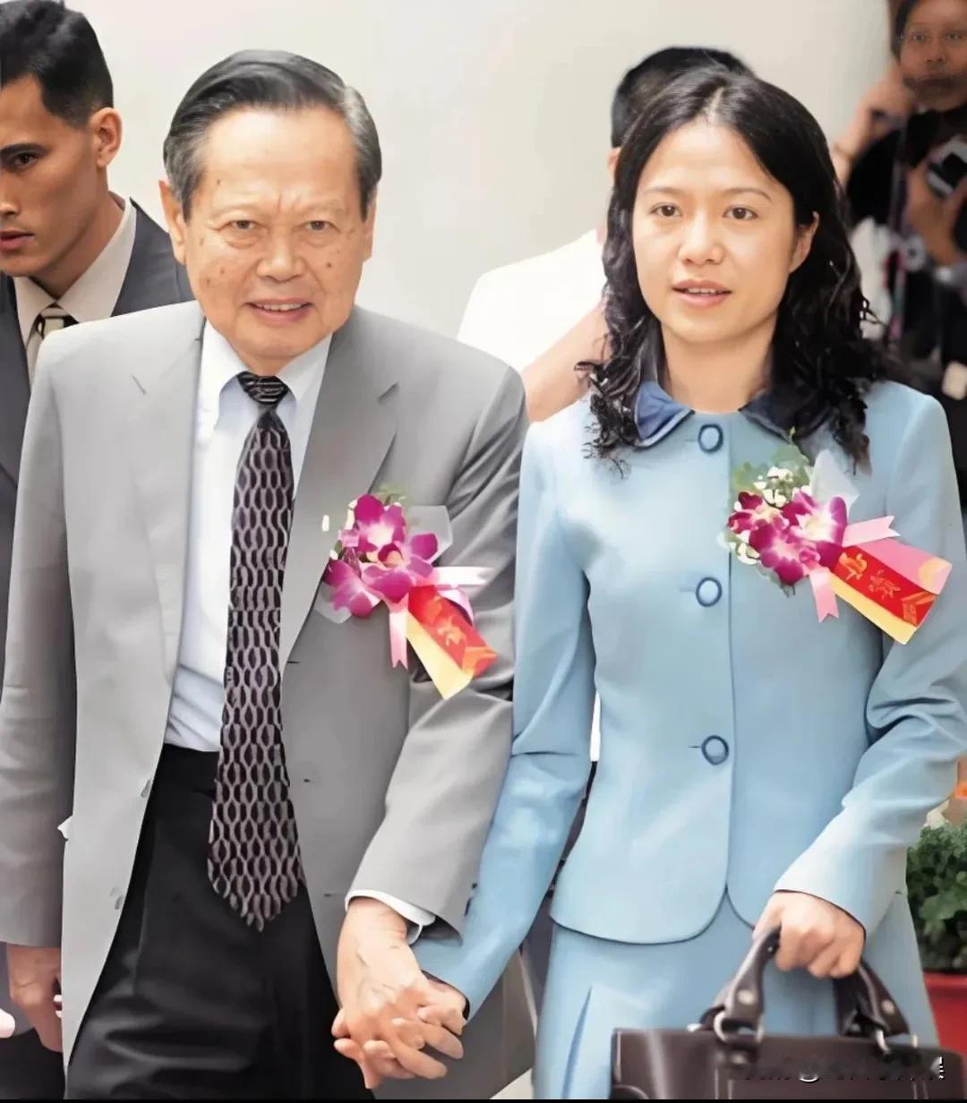 杨先生和翁帆女士，有一个孩子就更加完美了两个人恩恩爱爱二十多年，如果当时安排