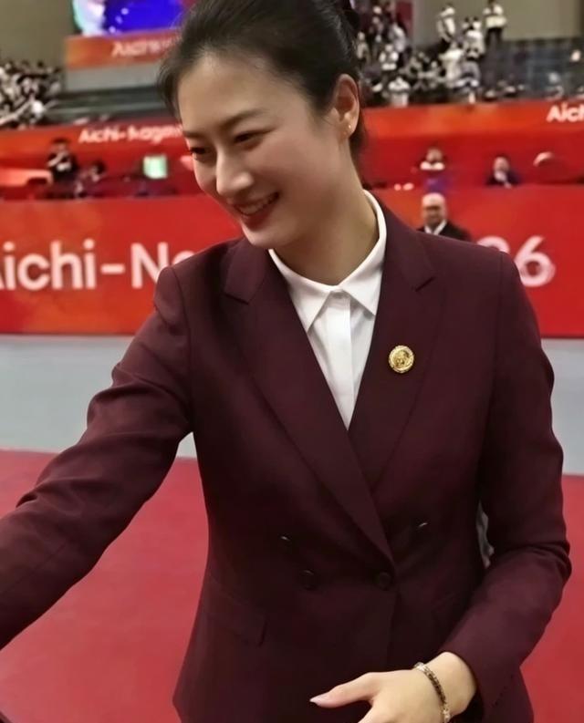 不少人问，丁宁早就退役了，怎么会出现在亚运会的颁奖现场？9月24日的亚运会乒