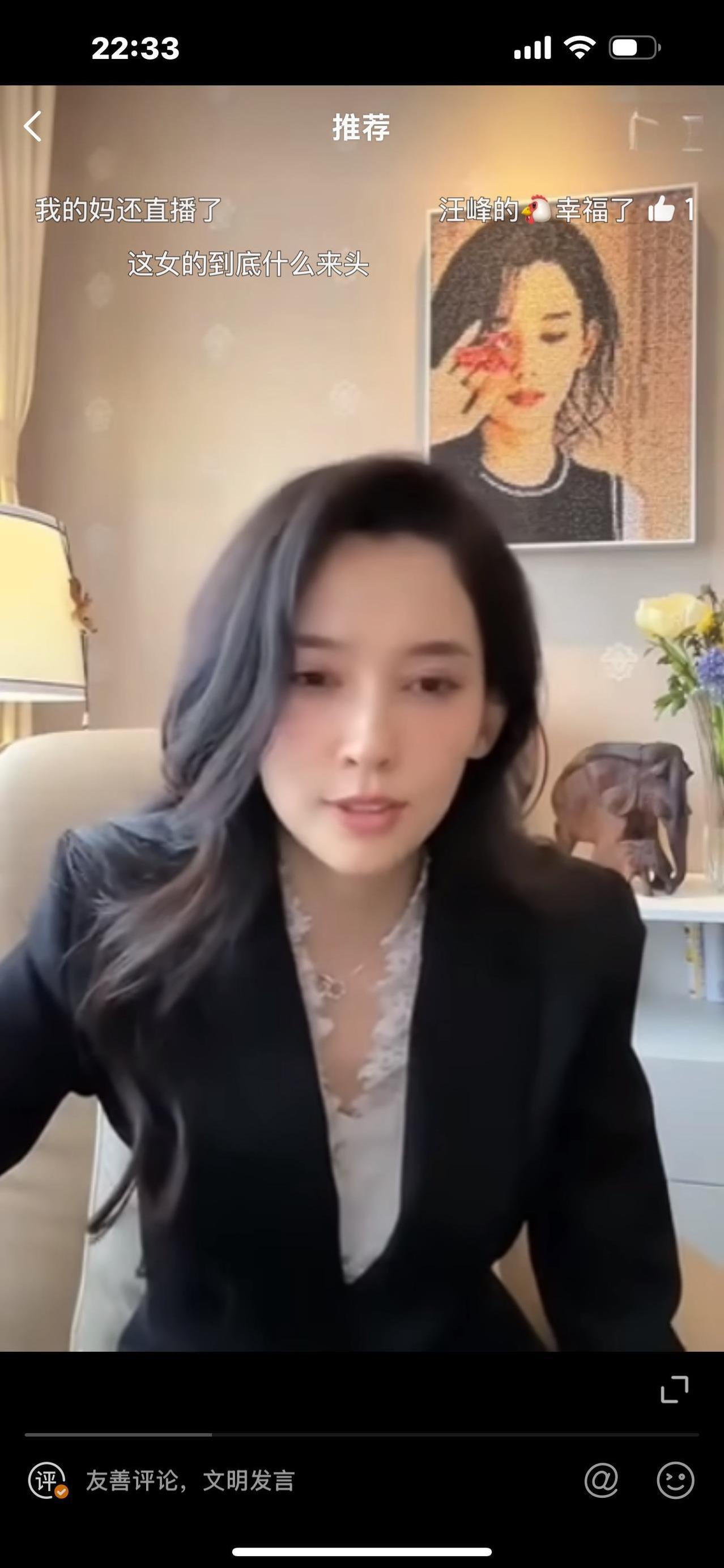汪峰和森林北今天到底买了啥？他们俩像一对小情侣流连在玻璃柜台，好像买好吃的呢。