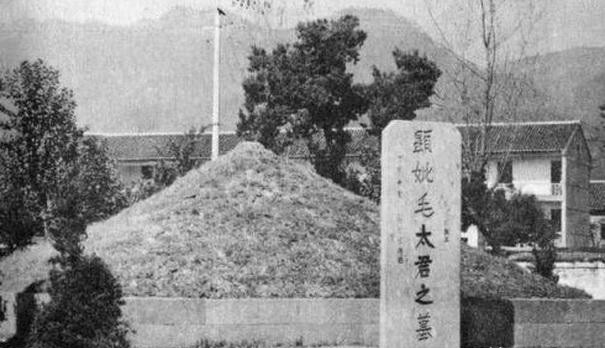 1938年农历十一月初一，日本为了逼迫蒋介石投降，对他老家溪口进行了轰炸。蒋介石