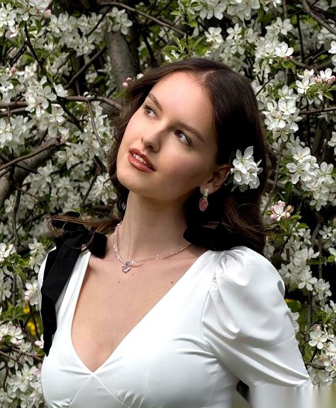 网上刷到个中俄情侣，底下评论一水儿的“羡慕”，说娶个俄罗斯媳妇多有面子。我心里