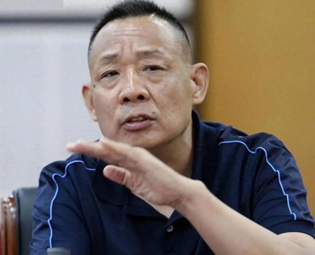 说实话，之前我不太喜欢于东来，因为他的一些言论，但东航空姐这事之后，我觉得于东来