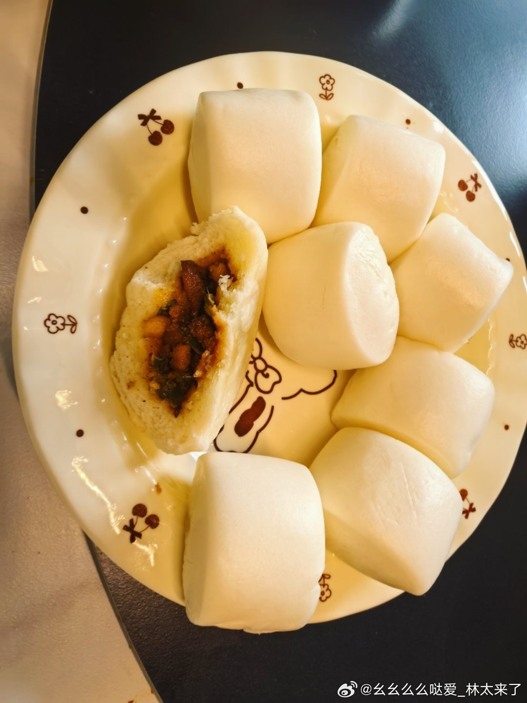 早上好呀，今天又是包子馒头，不过是刚刚买回来的，感觉好久没吃外面的早餐了，其实有