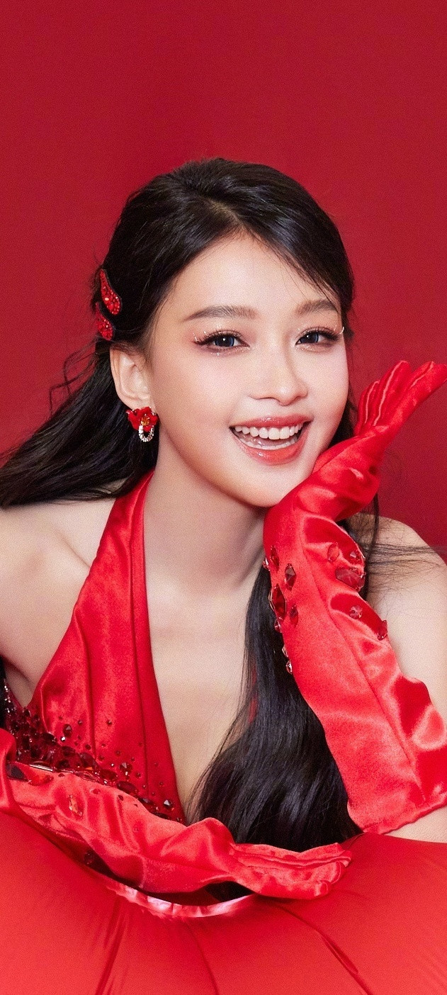 孙怡红裙美腿穿搭壁纸：缕纱倩影，可甜可御。孙怡